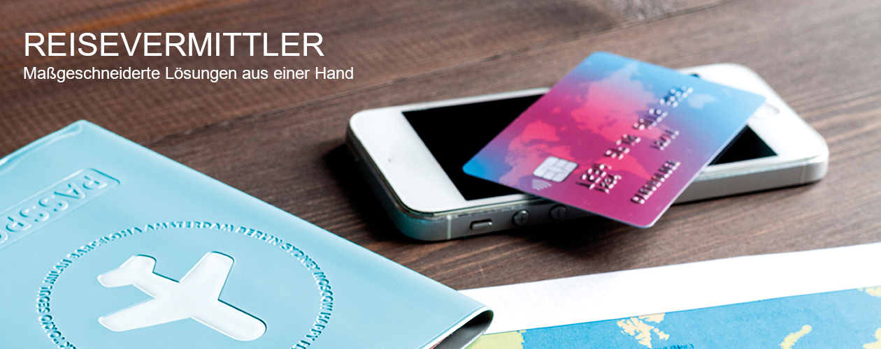 Versicherungslösungen für Reisebüros - Bild von blauer Passmappe und Kreditkarte auf Handy auf Holztisch